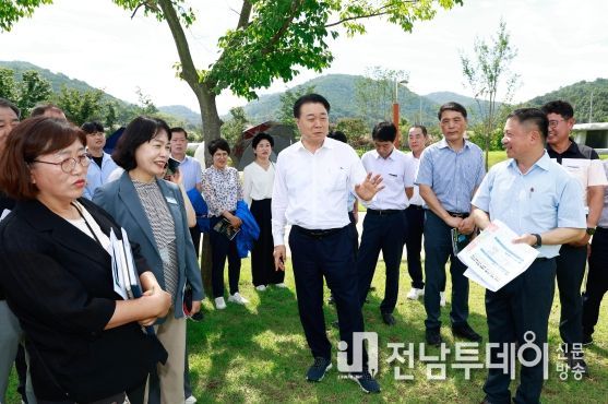 구복규 군수가 지난 9월 5일 고인돌 유적지에서 열린 축제 현장 설명회에서 실과소장들과 축제장 점검을 하는 모습