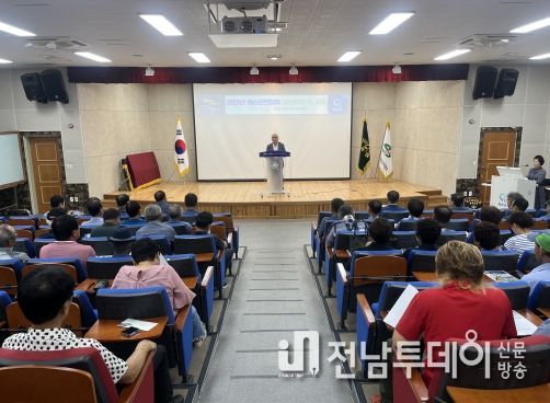 한국 농촌지도자 화순군연합회 교육 장면 : 한국 농촌지도자 화순군연합회 정승채 회장의 인사 말씀 모습
