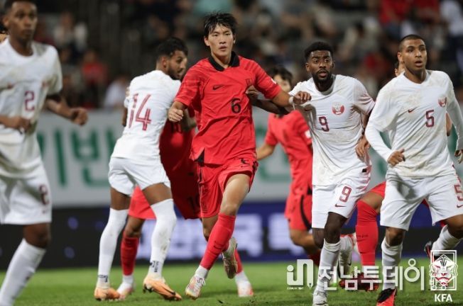 조위제(가운데)가 세트피스 상황에서 상대와 경합하고 있다.