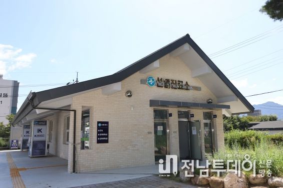 구례군보건의료원, 코로나19 감염병 4급 하향에 선별진료소 축소 운영