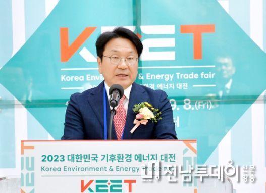 강기정 광주광역시장이 지난 6일 오전 서구 김대중컨벤션센터에서 열린 2023 대한민국 기후환경 에너지 대전 ‘KEET 2023(2023 Korea Environment & Energy Trade Fair)’ 개막식에 참석해 환영사를 하고 있다./광주광역시 제공