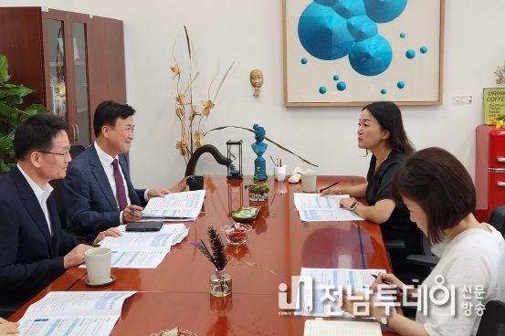 이재정 산업통상자원중소벤처기업위원장 면담(사진 오른쪽 안쪽)