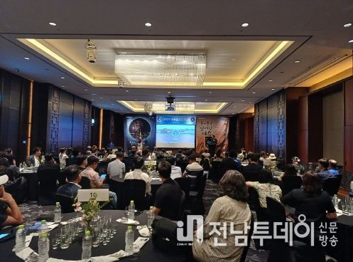 여수시가 지난 11일 서울 여의도 콘래드호텔에서 여수관광 설명회를 개최하고 하반기 관광객 유치에 박차를 가했다.