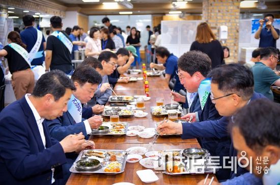 후쿠시마 원전 오염수 방류에 따른 수산물 소비가 위축된 가운데 여수시청 직원들이 우리시 수산물의 안전성 검증에 나섰다.
