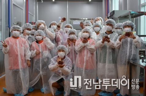 14일 압해동초등학생들이 신안군농산물가공센터에서 지역특산물인 무화과 가공체험을 하고 있다.