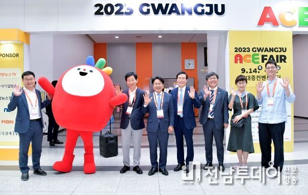 강기정 광주광역시장이 14일 서구 김대중컨벤션센터에서 개막한 ‘2023 광주 에이스 페어(Asia Content & Entertainment Fair)’에 참석해 내빈들과 기념촬영을 하고 있다./광주광역시 제공