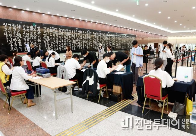 추첨식에 앞서 하니움 적벽실 앞 로비에서 접수를 진행하고 있는 모습