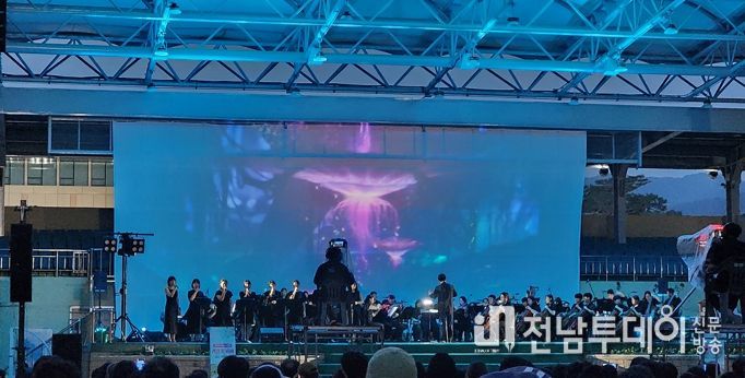 2023년 9월 15일19시 야외무대(하니움 공설운동장)에서 화순군 추억의'주말의 명화' 명화음악회를 공연 중인 윈드오케스트라