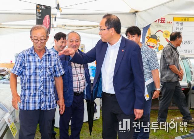 제주한우 직거래 할인판매 행사 참석한 강병삼 제주시장