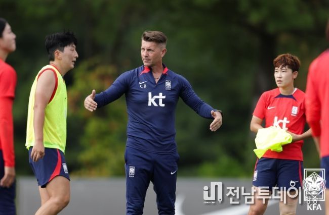 아시안게임을 앞둔 15일 파주NFC에서 열린 공개훈련을 진행하고 있는 콜린 벨 여자 대표팀 감독.