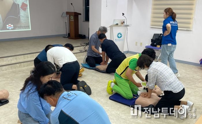 화순군은 19일 보건소에서 자동심장충격기 관리책임자를 대상으로 심폐소생술을 교육했다