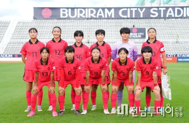 인도와의 경기에 선발 출전한 여자 U-16 대표팀 11명의 모습(사진 = AFC 제공)