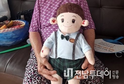 보성군, 지역사회 예방적 노인 돌봄 체계 구축 박차_어르신 정서 안심 케어 로봇인 AI 돌봄 로봇