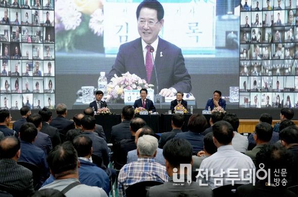 ‘2023 구례군 도민과의 대화’가 25일 구례군 마산면민회관에서 열린 가운데 김영록 전라남도지사가 군민들과 즉문즉답을 하고 있다.