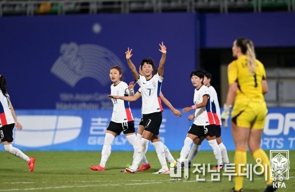 손화연이 필리핀을 상대로 해트트릭을 달성한 뒤 세리머니를 하고 있다.