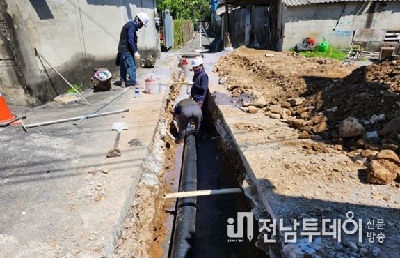 하수관로 정비 공사 추진 중 하수 관로 매설 작업을 시행하고 있다.