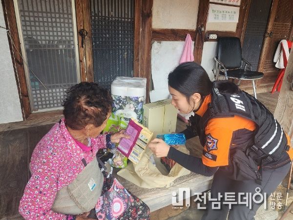 여수소방서 119섬나회·생활안전순찰대, 관내 고령 어르신 방문