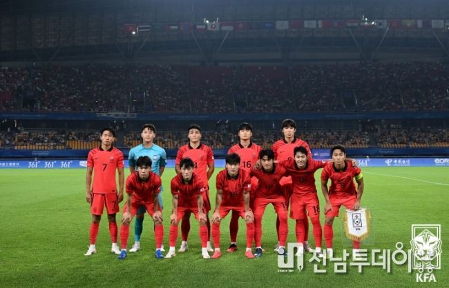 키르기스스탄과의 경기에 선발 출전한 아시안게임 남자 대표팀 11명의 모습.