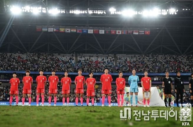 홍콩과의 경기에 선발 출전한 여자 대표팀 11명의 모습.
