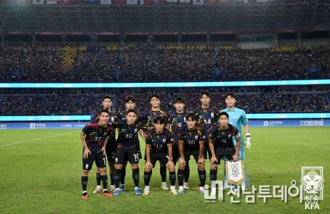 중국과의 평가전에 선발 출전한 아시안게임 남자 대표팀 11명의 모습.