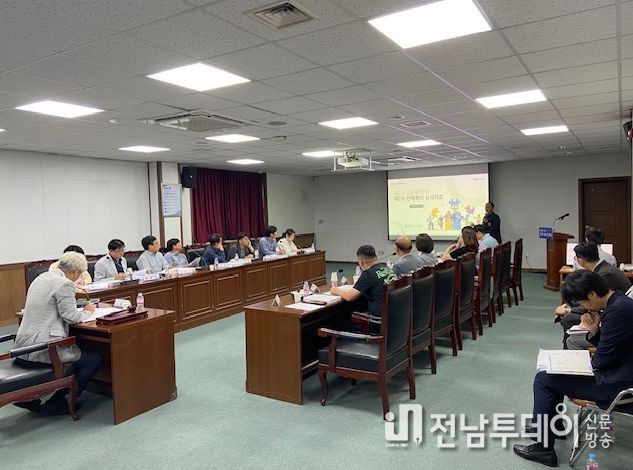 목포 시내버스 시민 공론화위원회가 세차례에 걸쳐 열띤 토론을 진행하고 있다.