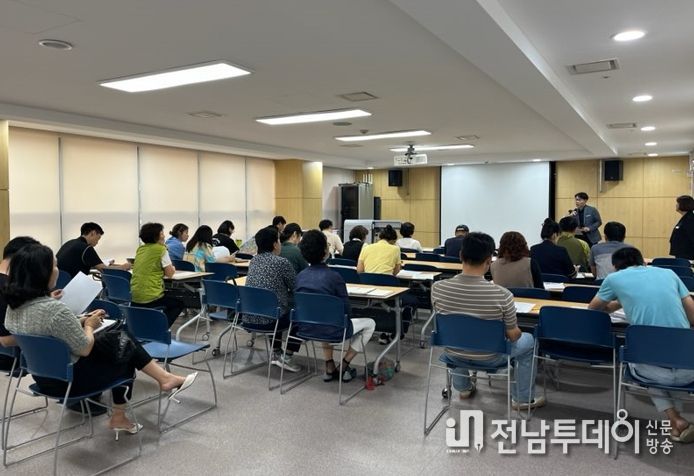 서비스 강화교육 : 화순군이 ‘2023 화순 고인돌 가을꽃 축제’의 성공 개최와 안전한 축제 먹거리를 위해 음식 부스 참여자를 대상으로 서비스 강화교육을 진행했다.