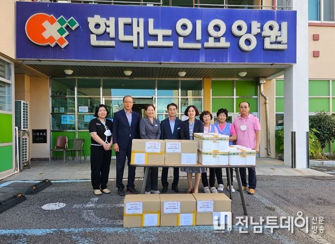 화순군 기획감사실장(왼쪽 4번째), 화순읍장(왼쪽 3번째) 현대요양원 위문 후 촬영한 단체 기념 사진