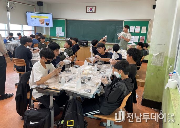 전국최초 농촌융복합산업 청년조직 ‘돌산갓청년단’이 자유학기제 진로체험 프로그램 강사로 나서 여수시 대표 특산물인 돌산갓 체험 영역이 더욱 확대될 것으로 보인다.