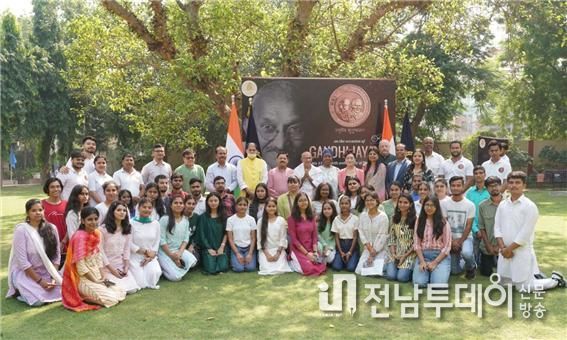 (사진설명: 간디만델라재단의 간디 자얀티, 간디 탄생 154주년을 기념하는 나무 심기운동에 참여한 관계자들과 참여한 외국 대사관 관계자들 및 델리 대학 교수들과 일부 학부 학생들)