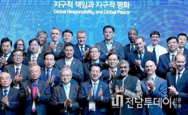 ‘2023 김대중평화회의’ 개회식이 5일 신안 씨원리조트에서 열린 가운데 김영록 전라남도지사가 외교사절 및 내빈 등 참석자들과 기념촬영을 하고 있다.