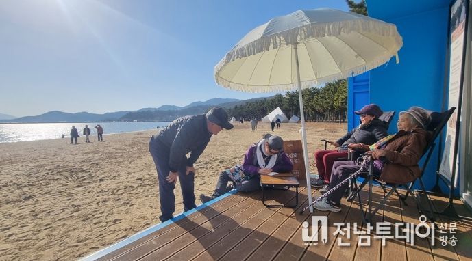 보성 차밭과 바다에서 여유로운 독서의 시간 어떠세요?