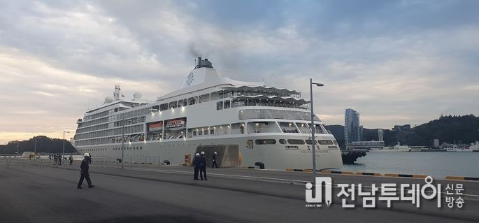 2만 8258톤급 럭셔리 크루즈선 ‘실버 위스퍼(Silver Whisper)호’가 지난 6일 오전 7시 미국과 유럽권 승객 등 총 740여 명을 태우고 지난 4월에 이어 여수항에 재입항했다.