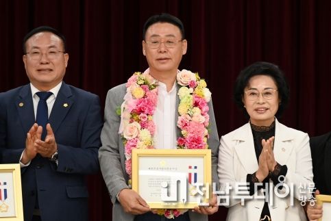 서구의회 오광록 의원 수상 후 기념촬영하고 있다. (사진=오광록 의원 제공)
