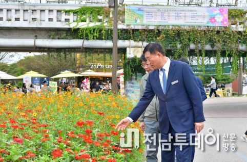 “반갑다, 가을꽃들아!” 김한종 장성군수 축제현장 점검