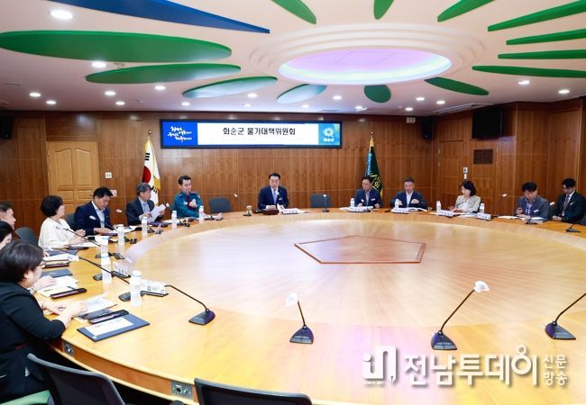 구복규 물가 대책위원장과 위원들이 안건에 대해 심의하고 있는 모습