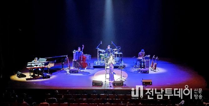 여수시가 개최한 ‘Jazz In Yeosu’가 재즈 공연에 목마른 지역민의 갈증을 시원하게 해소하며 대성황을 이뤘다.