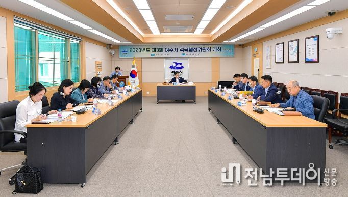 여수시가 혁신적 성과를 창출한 우수공무원을 선발, 공직사회 적극행정 문화 정착 및 확산을 독려했다.