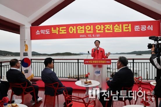 지난 6일 증도면 소악도에서 개최된 낙도 어업인 안전쉼터 준공식에서 박우량 신안군수가 기념사를 하고 있다.