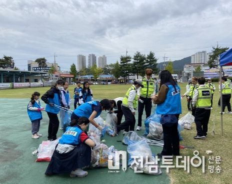 지난 7일 광덕지구 문화광장 이루어진 줍깅 행사 모습.