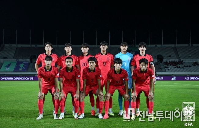 우크라이나와의 경기에 선발 출전한 남자 U-18 대표팀의 모습.