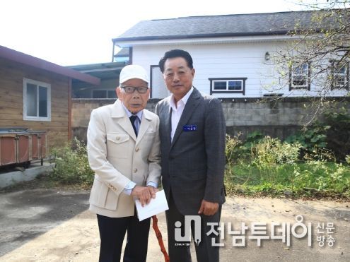 곡성군, 100세 장수 어르신 6명에게 청려장 전달