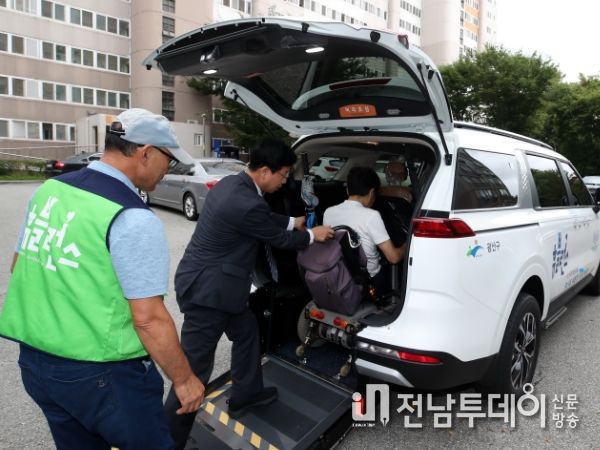 “휠체어 그대로 탑승” 광산구 휴블런스 전용 차량 운행