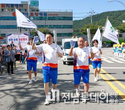 성화 봉송 1구간 주자들 출발(왼 구복규 화순군수, 오 정형찬 체육회장)