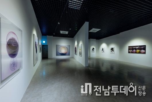 김호민 작가 전통 회화 작품 전시장 사진