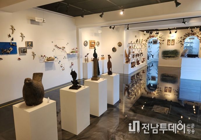 새롭게 단장한 새공예박물관 내부에 전시된 다양한 새공예품