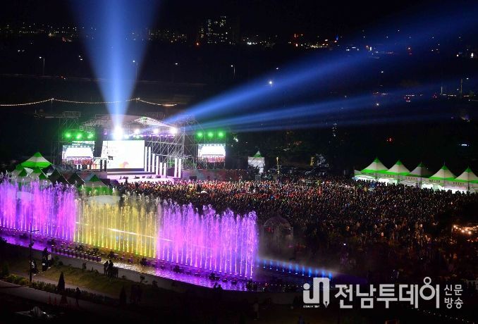 장성 황룡강 가을꽃축제 열기는 늦은 밤까지 이어졌다. 폐막을 하루 앞둔 14일 축제장 전경