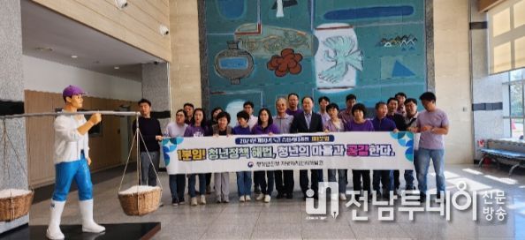 지난 10일 김재광 부군수와 제10기 5급승진리더과정 1분임 교육생들이 신안군청을 방문하여 기념 촬영을 하고 있다.