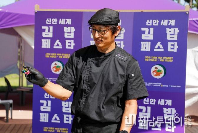 오는 20일 개최되는 신안 세계 김밥 페스타 개막전 행사로 지난 11일 전남 신안군 자은도에서 오영호 셰프가 해초를 넣어 만든 김밥을 설명하고 있다.