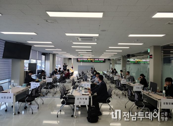 지난 12일 신안군 가족센터 소통교류공간에서 실시한 ‘달리는 국민신문고’ 내부 전경