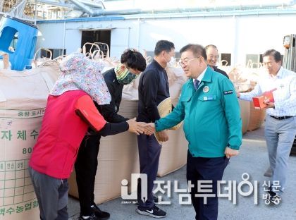 강종만 영광군수, 산물 벼 매입 현장 방문 농업인 격려